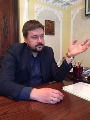 Голова ГО «Тернопіль Європейський» Віталій Цимбалюк може очолити один із осередків політичних партій та готуватиметься до парламентських виборів. Такі чутки останнім часом ширяться Тернополем, провокуючи ще більше домислів та припущень. Що із цього є правдою, ми запитали у самого Віталія Цимбалюка.  – Віталію Михайловичу, сьогодні Ви позиціонуєте себе більше як громадський діяч, аніж політичний. Однак думок про повернення в політику не залишаєте? – Якщо говорити відверто, то політиком у загальноприйнятому розумінні я ніколи й не  був. Тобто, не був активістом в партійних процесах, не кричав лозунги і не боготворив партійних лідерів. Чим цікавіша громадська діяльність – ти не повинен її обмежувати політичними чинниками. Робиш те, що вважаєш корисним для людей і комфортним для власної совісті.  Загалом, я досить скептично ставлюся до сьогоднішньої політики і політиків. За 25 років незалежності в цій стихії мало що змінилося: пафосні гасла, гучні заяви, за якими немає реальних дій, а в результаті – та ж сама тотальна корупція. Втім, і роль громадських активістів сьогодні теж знівельована. Адже після Революції Гідності, як гриби після дощу, почали виростати усілякі люстраційні та антикорупційні організації, частина з яких, на жаль, проводила свої акції виключно під замовлення та за гроші. Тому слово «громадський діяч» сьогодні звучить хоч і краще, ніж «політик», але вже не набагато.  Напевне відповім так: у нинішньому розумінні цих слів сьогодні не вважаю себе ані політиком, ані громадським діячем. Я просто громадянин України, тернополянин, який, як і багато інших українців, докладає всіх можливих зусиль для покращення нашого життя. – Чи складно проводити громадську діяльність в нинішніх умовах?  – Тернополяни дуже зневірені у різного роду громадських організаціях та соціальних проектах. Відтак у всьому вбачають політичну складову. Наприклад, коли я звернувся до одного телеканалу з проханням висвітлити один із наших проектів, мені виставили прайс за цінами політичної реклами. А на пояснення, що я нікуди не балотуюся, мені відповіли: значить, колись будете… Така ж ситуація з біл-бордами. У нас розроблена дуже цікава соціальна реклама проєвропейських цінностей. Ми вже понад півроку не можемо її запустити на вулиці міста, оскільки ціни просто захмарні. При цьому частина площин пустують і власники могли би тимчасово розмістити там корисні речі, скажімо, за символічну плату, але…  У Європі громадська і політична діяльності чітко розмежовані. У нас же, на жаль, досі вони тотожні в очах людей… – Які стосунки у Вашої організації із владою? –Знаєте, чим відрізняються європейці від нас? Вони вважають владу найнятими громадою менеджерами для управління фінансами та ресурсами цієї громади. Тобто, усі свої кроки щодо розподілу бюджету чи втілення в життя тих чи інших проектів влада повинна узгодити безпосередньо із людьми, які проживають у даній місцевості. Згадайте хоча б референдум у Нідерландах щодо підписання угоди між Україною та Євросоюзом… Влада мусила насамперед запитати думку свого народу. Громадські організації – це об’єднання, які не тільки допомагають владі втілювати в життя ті чи інші суспільно значимі проекти, а й виражають думку рядових європейців та навіть здійснюють моніторинг ефективності чи контроль влади. А у нас? Влада після виборів автоматично стає небожителями, яким плювати на думку свого народу чи окремої громади. Жодного впливу на роботу центральної влади, її структур чи органів місцевого самоврядування народ не має. Та й, чесно кажучи, не дуже старається мати. Власність громади міста чи області взагалі сприймається як «нічиє», а отже безконтрольне. «Нехай краде, тільки хай щось для нас зробить» – цей звичний для українців вираз є просто абсурдним для європейця.  Як на мене, громада і громадські організації мають стояти над владою і мати на неї повний вплив. Чиновник, тільки запідозрений у хабарництві чи інших протиправних діях, має автоматично подавати у відставку. Проекти, подані громадськими організаціями, повинні виноситися на розгляд суспільства і депутатів, а не ховатися у шухляді зі словами «це не наш піар»…  Однак для того, щоби так сталося, нам потрібно самим починати змінювати свою ментальність, своє ставлення до влади, яку ми обираємо, і до людей, яким ми довіряємо управляти своїм майном. – Ви про себе голосно заявили на останніх місцевих виборах. Вас називали одним із кандидатів на посаду мера. Хоч Ви особисто це ніколи і не озвучували. В останній момент Ви зійшли з дистанції. Чому?  – Як я вже перед цим говорив, мою громадську діяльність деякі політики одразу назвали передвиборчим піаром і «записали» в кандидати на міського голову. Очевидно, вони дійсно так думали, хоча я жодного разу не заявляв, що кудись збираюся балотуватися. Може і боялися як опонента. З виборчої дистанції не сходив, бо на ній і не був. Просто так вийшло, що створення «Тернополя Європейського» співпало із місцевими виборами. Своїми проектами ми дуже хотіли достукатися і до діючої влади, і до майбутніх депутатів, аби вони могли силою своїх посад втілити в життя ті ідеї, які ми пропагували і здобували суспільну підтримку. Однак тоді кожен наш крок сприймався виключно з політичної точки зору. Втім, минув час, і сьогодні я бачу, що чимало наших проектів поволі починають втілюватися в життя. Це радує, хоч і шкода втраченого досі часу. – Які Ваші політичні амбіції сьогодні?  – Наразі я залишаюся громадським діячем, бізнесменом, тернополянином, але тільки не політичною фігурою. Я хочу, щоби мої діти жили у Тернополі. Хочу, аби наше місто було по-справжньому європейським. Готовий над цим працювати і залучати однодумців. А політичні амбіції – це для тих, хто любить Тернопіль тільки на словах і тільки перед виборами. Не раз чув версії, що я начебто готуюся балотуватися до парламенту на позачергових виборах. Одразу скажу: допоки там замість законів для людей ухвалюють закони «під себе», я не готовий бути учасником таких процесів. Що найбільш цинічне, подібні законопроекти нам подають як начебто вимогу закордонних донорів та Євросоюзу. Насправді ж закладають у зміст зовсім інші пункти, які навіть суперечать європейським правам людини. Ось візьмемо до прикладу законопроект, який дуже активно лобіюється партією «Народний фронт» – закон про спецконфіскацію. Його широко рекламували як закон, що дозволить повернути в Україну вкрадені мільйони Януковича. Коли ж проект прийняли у першому читанні, суспільство жахнулося. Адже відтепер майно людини можуть арештувати, навіть якщо ви випадково виявилися свідком якогось злочину. Або забрати все нажите навіть за дрібне хуліганство, якщо захоче слідчий. І все це – без жодного рішення суду. Ніяк інше, як узаконенням банального рейдерства з боку правоохоронців, я цей закон назвати не можу.  Тому ще раз наголошую: я не бачу себе частиною такої системи і такого парламенту. – Дочасні вибори до Верховної Ради: бути чи не бути? – Сьогодні провідні політологи уже вголос говорять про те, що переобрання парламенту неминуче. Як бачимо з останніх голосувань, особливо за підняття нардепівської зарплати, перевибори можуть бути уже найближчим часом, адже межа людського терпіння вже на грані. Інша річ, чи зміниться щось під куполом ВР після переобрання парламенту. Практично не створено нових політичних сил, немає нових обличь, а ті, що були, встигли себе дискредитувати. І це страшно. Адже за нове життя в Україні віддали свої життя її кращі сини, на сході гинуть тисячі наших воїнів, тоді як корупція продовжує розквітати пишним цвітом, а західні партнери, дивлячись на е-декларації нової влади, втомилися допомагати країні, яка сама собі не може дати ради.  Серйозним поштовхом до початку перевиборів стала і популістська заява прем’єр-міністра про підняття мінімальної зарплати до 3200 гривень. Тому що вона не тільки не має під собою жодного економічного підґрунтя, а й взагалі може призвести до дефолту. Фахівці вже склали перелік втрат економіки України від такого кроку: масове звільнення працівників, різке збільшення виплати зарплати в конвертах, стрибок цін на усі товари та послуги, включно з комунальними платежами, ріст курсу долара та знецінення гривні і багато інших наслідків. Чи народ пробачить Кабміну, де згідно е-декларацій, працюють одні доларові мільйонери, своє подальше зубожіння? Впевнений, що навряд. Дай Бог, щоби закінчилося тільки перевиборами, а не черговим національним повстанням проти влади. – Як можете оцінити роботу владної вертикалі на Тернопільщині?  – А як можна оцінювати свято під час війни? Хабарництво – на тлі зубожіння простих людей? Кумівство і поруку – в час тотального безробіття і еміграції професіоналів та й просто робочих рук? Я би сказав так: влади у її прямому розумінні немає ні в Києві, ні на місцях. Є чергова політична узурпація старих схем відкатів і контролю тіньових фінансових потоків. Є дуже багато слів, піару, реклами, але жити по-новому чомусь почали тільки ті, хто зараз біля корита, а не прості українці.  Всі ви, напевне, слухали виступ Міхаеля Саакашвілі, коли він подав у відставку з посади голови Одеської ОДА. Весь той негатив, який він озвучив, має місце не тільки на Одещині, а й у кожній області України.  Чим сьогодні може похвалитися влада? Взяти, до прикладу, споживчий кошик. Його вартість за останні роки зросла мінімум удвічі, а ціни на окремі продукти і ліки – більш ніж втричі. Що там казати – картопля і та подорожчала у 4 рази! При цьому мінімальна зарплата (в доларовому еквіваленті) зменшилася у 2,5 рази. Тобто, ми можемо говорити про те, що купівельна спроможність українців за нової влади впала приблизно у 10 разів! Попри це, ми повинні говорити не тільки про центральну владу, а й про місцеву. Скажімо те, що на Тернопільщині, за статистикою, найдорожчі в Україні хліб, макарони та гречка – це вже недопрацювання не Порошенка чи Гройсмана, а їх ставлеників на місцях. – Ваш батько – Михайло Цимбалюк – відома людина в Україні. Сьогодні він голова львівської "Батьківщини". Чи впливає цей фактор на Ваш світогляд?  – Якщо прийде той час, що я буду готовий робити політичний вибір, звісно, батькова думка буде для мене важливою. Однак це не означає, що зроблю такий же вибір. Все буде залежати від моїх особистих поглядів на певну партію чи політичного лідера. У нашій сім’ї прийнято радитися, обмінюватися думками, але кожен поважає вибір іншого.  – Якби зараз Вам запропонували державну роботу. В якому кріслі себе бачите?  – Бути сьогодні на державній роботі – це стати частиною системи. У нинішній системі себе не бачу. Навіть у тих структурах, які зараз тільки створюються і позиціонуються як проєвропейські і незалежні. Чи в тих, які очолюють іноземці, котрі залишили на своїй вітчизні не надто добрі спомини про себе, а тут нам подаються як великі реформатори. Як і раніше, щоб очолити держструктуру, потрібно бути частиною (явною чи прихованою) правлячої партії, залежати від політичних чинників чи слова наближених до перших осіб держави людей. Все це не додає роботі ефективності. А працювати як-небудь на таких посадах в нас є кому і без мене.с